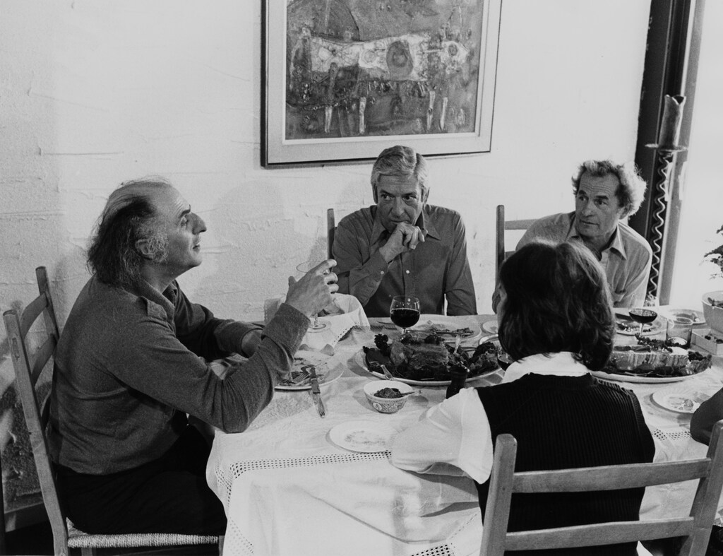 Dans la salle à dîner de la résidence de Fernand Seguin, l'auteur-compositeur québécois Gilles Vigneault, le vulgarisateur scientifique Fernand Seguin, l'urbaniste Jean-Claude La Haye ainsi que Fernande Giroux-Seguin, épouse de Fernand Seguin, sont attablés et discutent durant un repas.