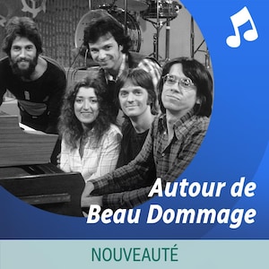 Les membres du groupe Beau Dommage regroupés autour d'un piano: Pierre Bertrand, Marie-Michèle Desrosiers, Michel Rivard, Réal Desrosiers et Robert Léger.
