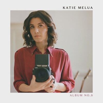 la chanteuse Katie Melua prend un egoportrait dans le miroir